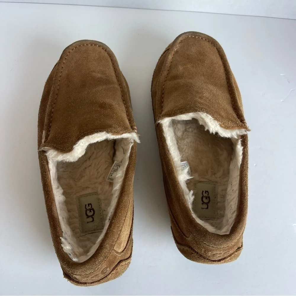 UGG Ascot Slippers size 9.0